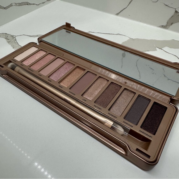 Urban Decay Naked 3 Eyeshadow Palette with Neutral Hues - Picture 9 of 10